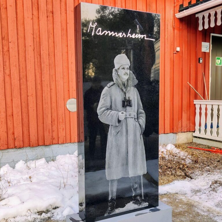 Pakan kylätalolle pystytetty Mannerheimin muistomerkki tammikuussa